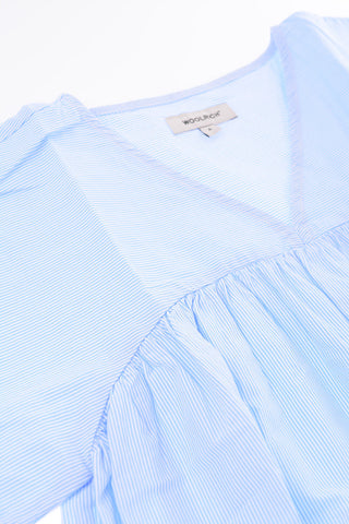 Vestito a righe con scollo a V