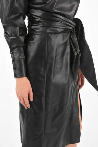 vestito in pelle con scollatura a v sulla schiena  