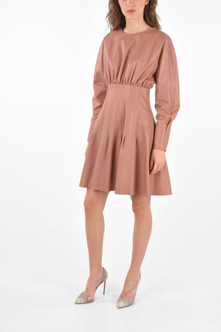 vestito in pelle a manica lunga con pieghe