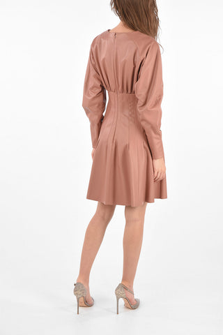 vestito in pelle a manica lunga con pieghe