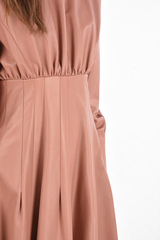 vestito in pelle a manica lunga con pieghe