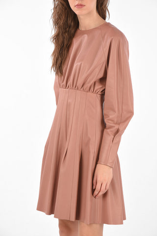 vestito in pelle a manica lunga con pieghe