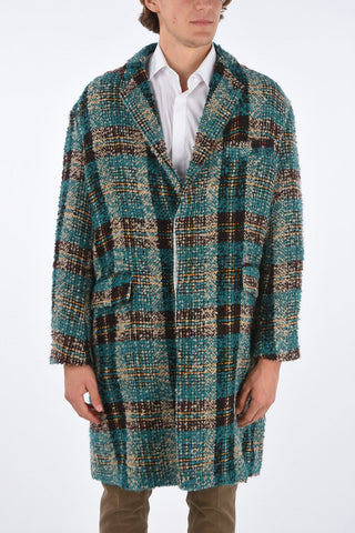 cappotto con abbottonatura nascosta