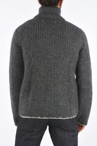 MM10 Maglia a Collo Alto con Zip e Cuciture a Vista sul Fondo