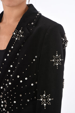 blazer in velluto con borchie e gioielli
