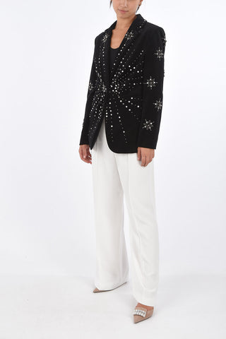 blazer in velluto con borchie e gioielli