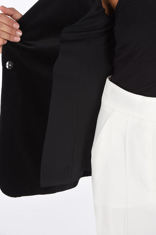 blazer in velluto con borchie e gioielli