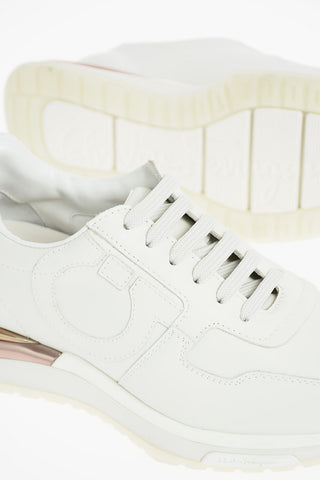 Sneakers in Pelle con Suola Bombata con Dettagli Metallizzati