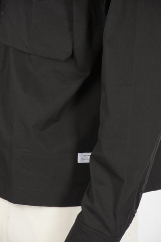 camicia con bottoni automatici e taschini