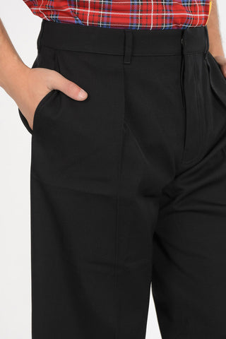 pantalone cropped a una pince in lana ad orlo con risvolto