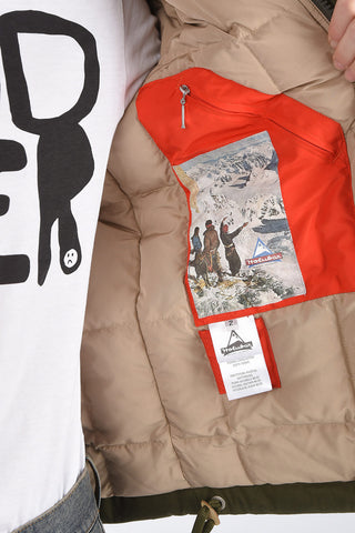 piumino con chiusura zip e cappuccio