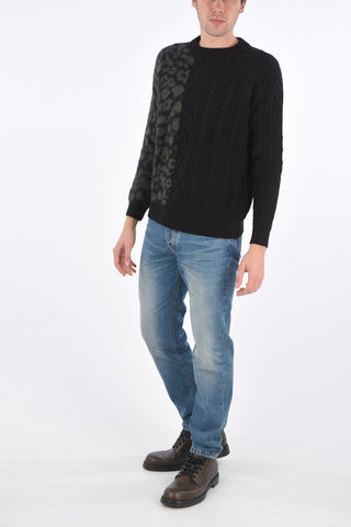 crew-neck cable knit sweater with cheetah-print contrast