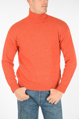turleneck sweater with ribbed edges