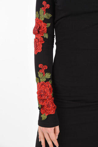 vestito attillato sopra il ginocchio ALYS off-shoulder con ricamo rose sulla manica
