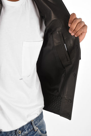 bomber in pelle con bottoni automatici