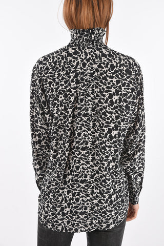 Camicia Animalier con Collo Arricciato e Abbottonatura Nascosta