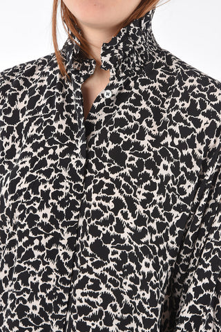 Camicia Animalier con Collo Arricciato e Abbottonatura Nascosta