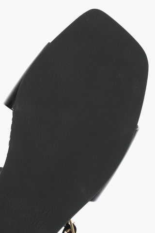 LOVE 페이턴트 가죽 플랫 샌들 로고 쥬얼 디테일