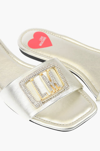 LOVE Sandali Slide in Pelle Laminata FLAT15 con Dettaglio Gioiello Logato