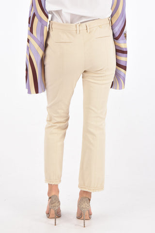 Pantaloni chino con orlo sfrangiato