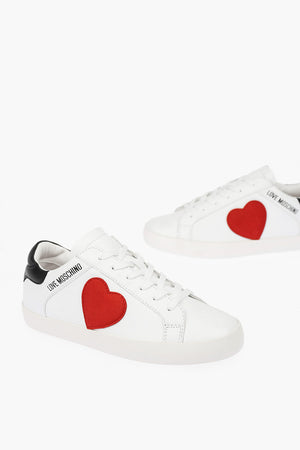 LOVE sneakers basse in pelle con cuore in velour e banda a contrasto
