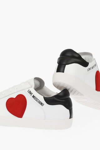 LOVE sneakers basse in pelle con cuore in velour e banda a contrasto