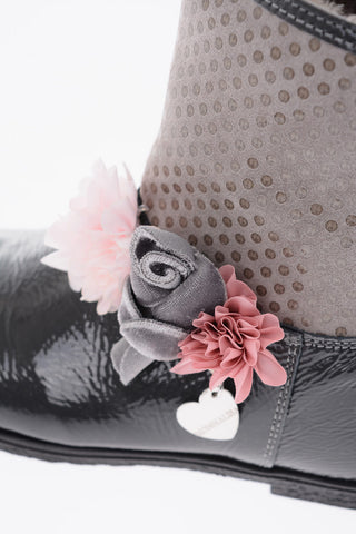 patent leather ankle boots with inner fur and flowers detail