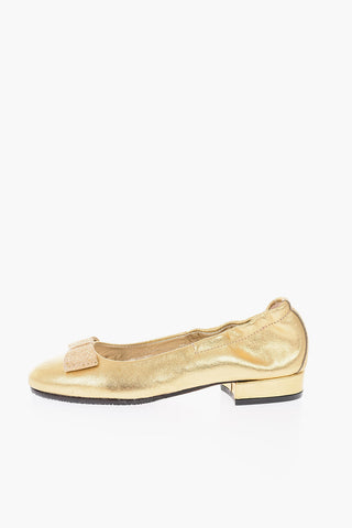 ballerine in pelle laminata con fiocco