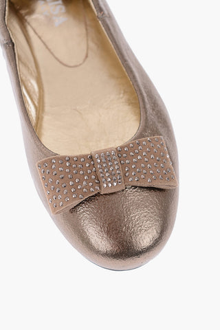 ballerine in pelle laminata con fiocco