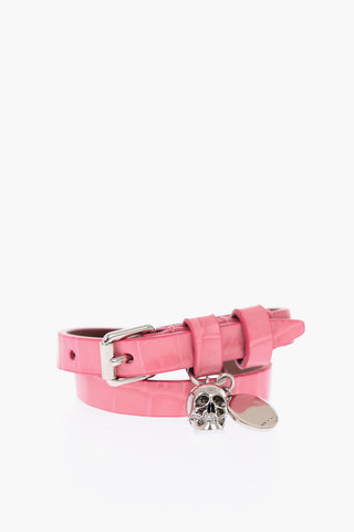 Bracciale in pelle stampa coccodrillo con chiusura a fibbia e charm teschio