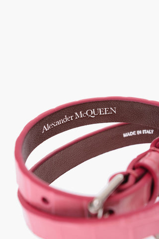 Bracciale in pelle stampa coccodrillo con chiusura a fibbia e charm teschio