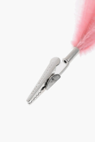Metal clip with osterich feathers