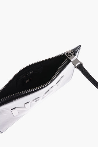 mini clutch in ecopelle con logo in rilievo