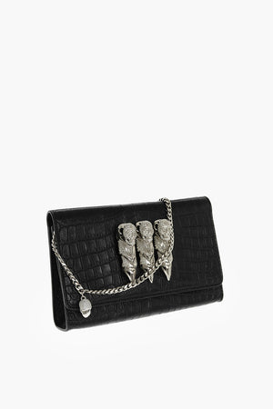 clutch in pelle effetto coccodrillo decorata da anelli ad artiglio