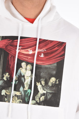 felpa con cappuccio e pittura di Caravaggio