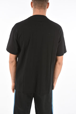solid color crew-neck t-shirt with brooch 