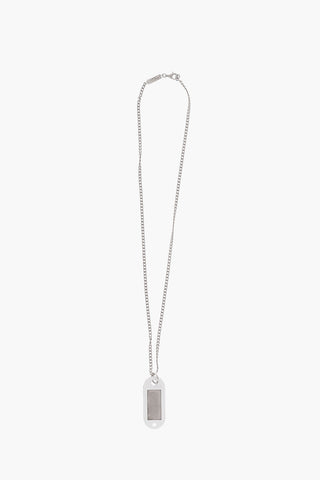 collana a catena in argento con pendente targhetta