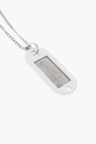 collana a catena in argento con pendente targhetta