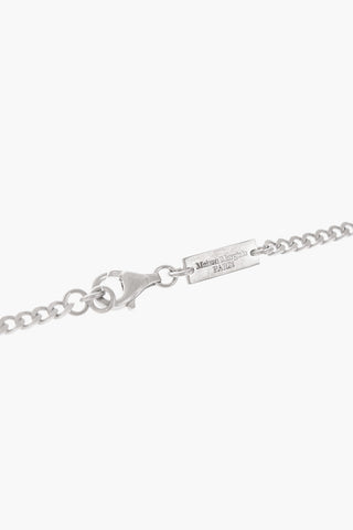 collana a catena in argento con pendente targhetta