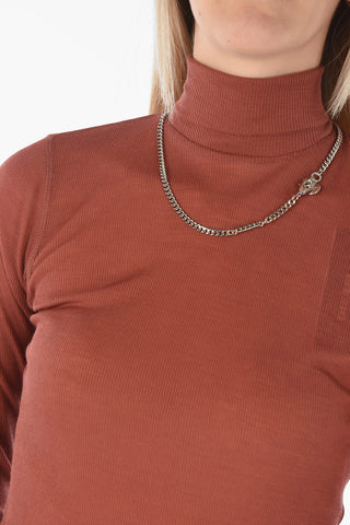 Ribbed Lightweight T-PAENOCK  Turtleneck Sweater with Chain