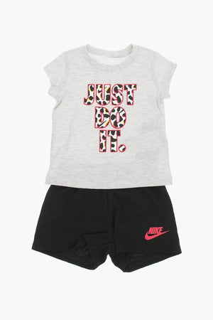 Set mit bedrucktem T-Shirt und Shorts