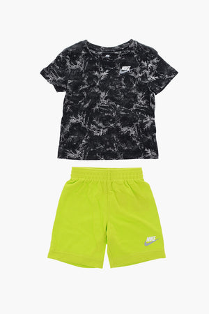 Set Bedrucktes T-Shirt und fluoreszierende Shorts