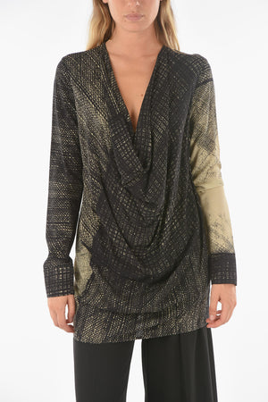 Blusa IOTA a Fantasia Astratta con Drappeggio 
