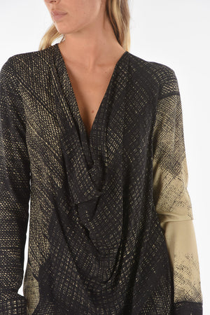 Blusa IOTA a Fantasia Astratta con Drappeggio 