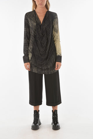 Blusa IOTA a Fantasia Astratta con Drappeggio 