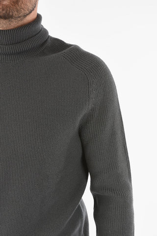 Maglia a Collo Alto in Lana Vergine