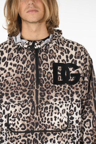 Giacca a Vento Logata in Motivo Leopardo con Maxi Tasca Frontale
