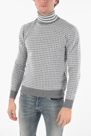 Virgin Wool Houndstooth Turtleneck Sweater