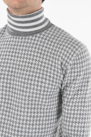 Virgin Wool Houndstooth Turtleneck Sweater