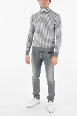 Virgin Wool Houndstooth Turtleneck Sweater